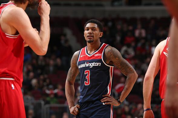 两人之间的 两人之间的